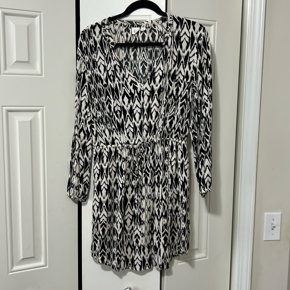 Gap black and cream, tie front tunic with v neck
